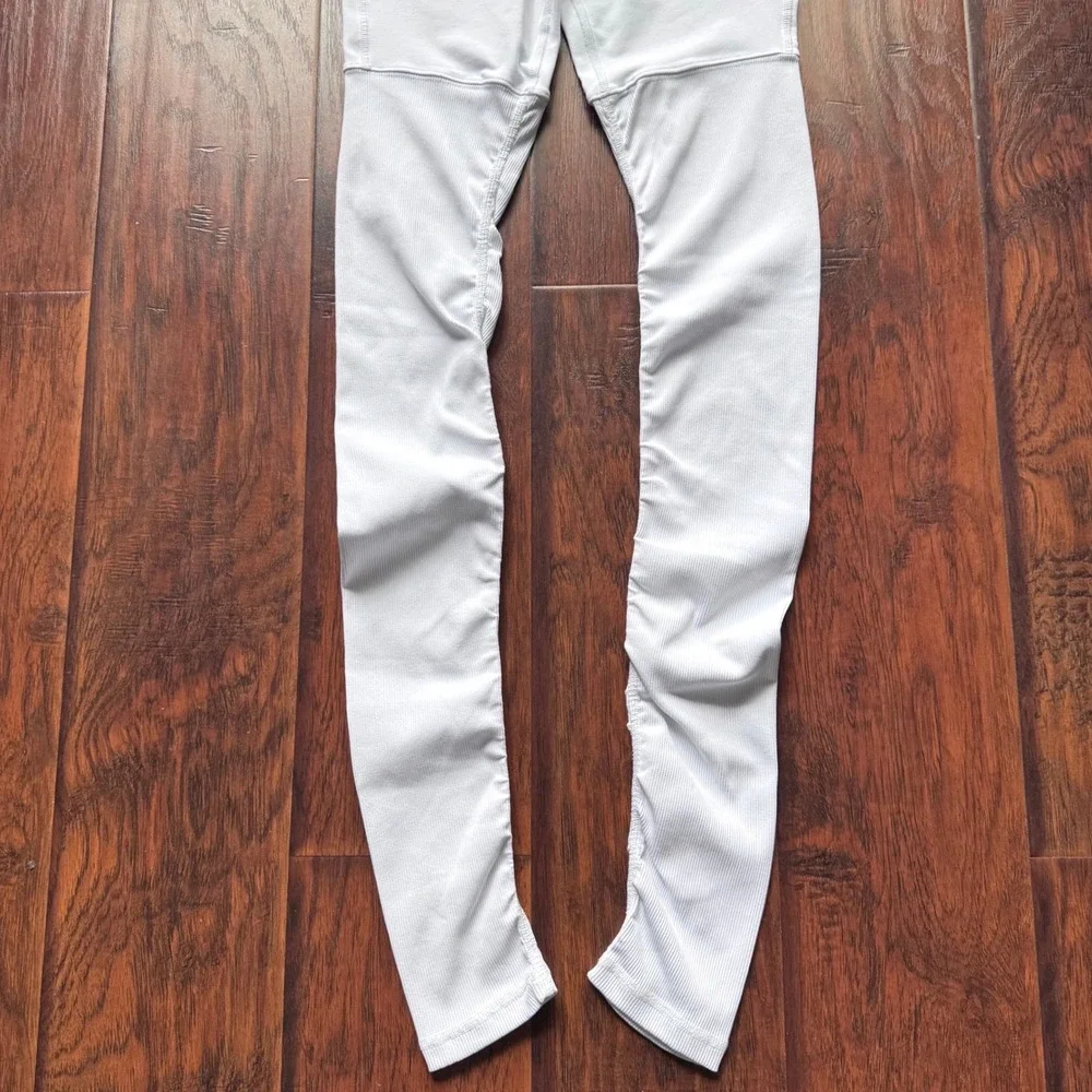 MINT! Alo Yoga Goddess Leggings Sz Small White Ribbed Knit Scrunch Clean Girl